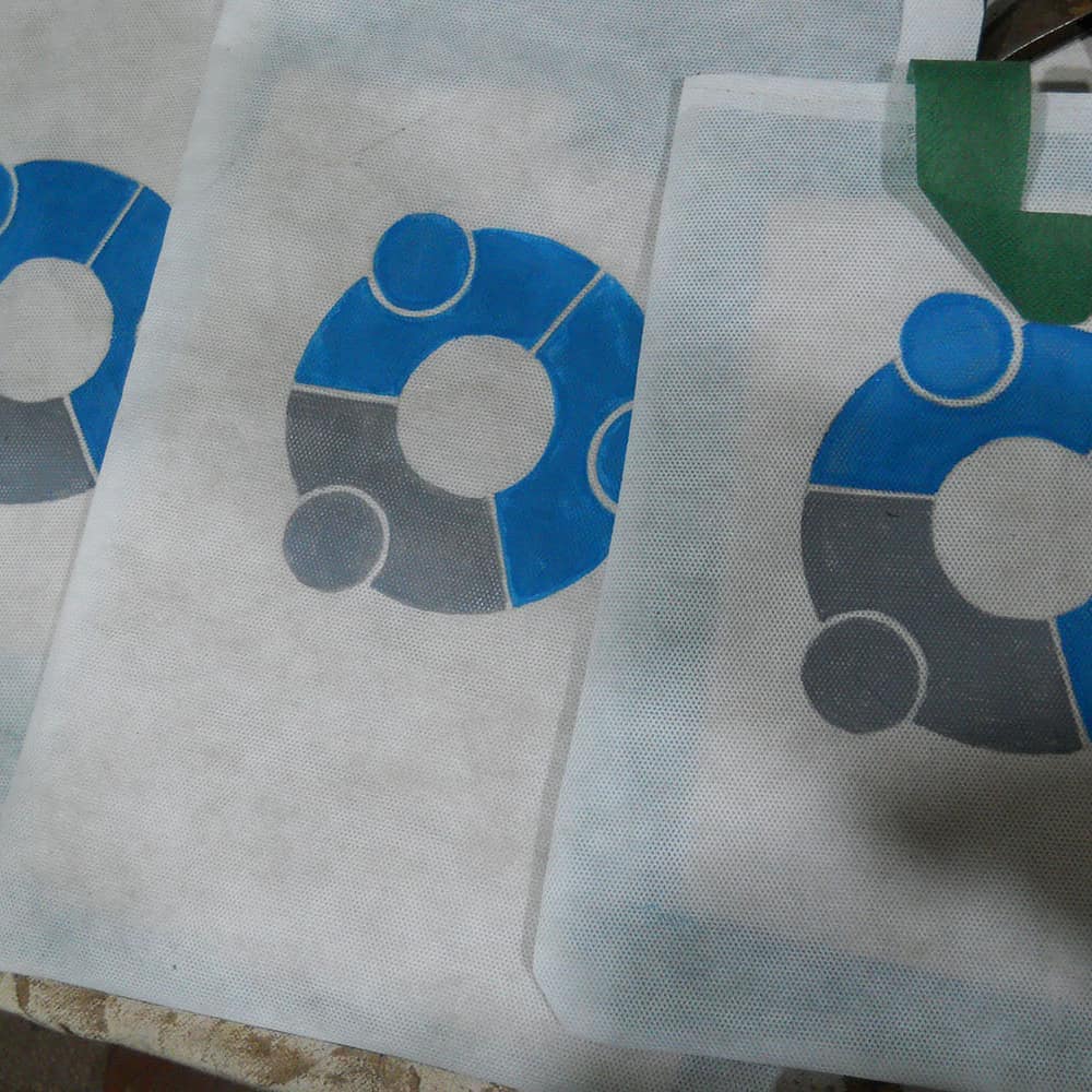Preparando bolsitas para la premiación de la 1er maratón por la paz