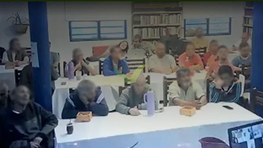 Integrantes de la comunidad de Liberté siguen la clase en el salón del Punto de Paz, en la Unidad 15 de Batán